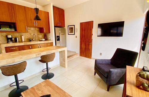 San Antonio Tlayacapan House | Beautifully Renovated Private 1 Bedroom Guesthouse - Walk to everything.
