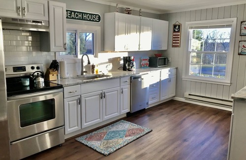 Hillsboro House | Beautifully renovated 3BR house w/lake views