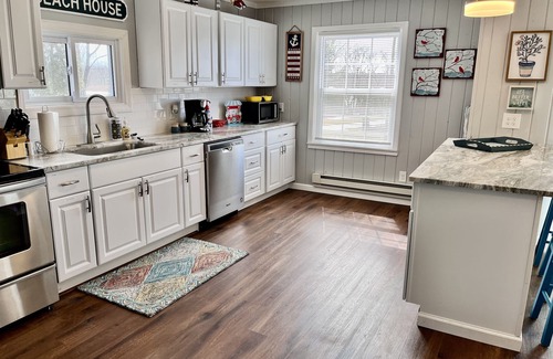 Hillsboro House | Beautifully renovated 3BR house w/lake views