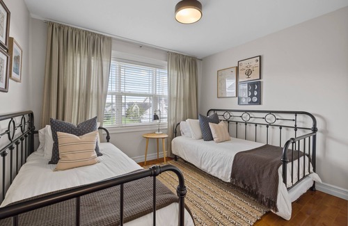 Stratford House | Beautifully styled, large home just minutes to downtown, Kinlock Beach and Golf!