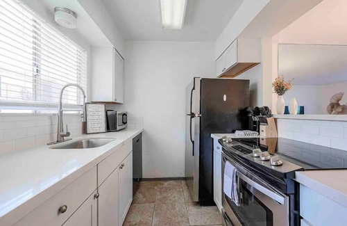 South Scottsdale Apartment | Beauty 1BR 1B w/Pool! Walk to MALL & BARS