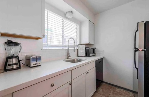 South Scottsdale Apartment | Beauty 1BR 1B w/Pool! Walk to MALL & BARS