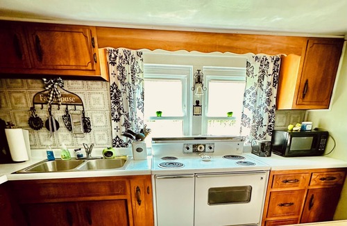 Partridge House | Bed and Biscuit Inn nPet friendly !nNear Kingdom come park & Pine mtn.