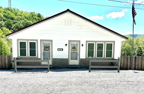 Partridge House | Bed and Biscuit Inn nPet friendly !nNear Kingdom come park & Pine mtn.