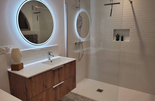 Notre-Dame-de-Riez Bed & Breakfast | Bed and Breakfast 'À 2 Pas Des Plages' with Shared Terrace, Shared Garden and Wi-Fi