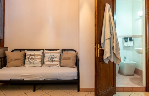 San Pietro a Cegliolo Bed & Breakfast | Bed and Breakfast 'Camera 1' with Shared Terrace, Wi-Fi and Air Conditioning