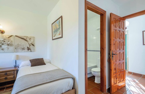 Areas Bed & Breakfast | Bed and Breakfast 'Casa Rectoral Doble 2' with Mountain View, Shared Pool and Wi-Fi
