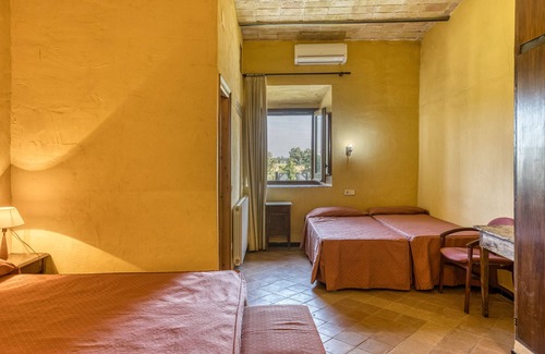 Serra de Daro Bed & Breakfast | Bed and Breakfast 'Sant Iscle' with Shared Pool, Wi-Fi and Air Conditioning