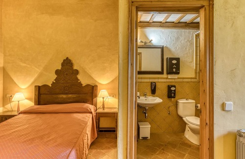 Serra de Daro Bed & Breakfast | Bed and Breakfast 'Sant Iscle' with Shared Pool, Wi-Fi and Air Conditioning