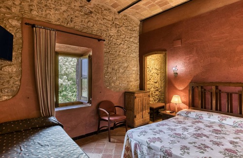 Serra de Daro Bed & Breakfast | Bed and Breakfast 'Fonolleres' with Shared Pool, Wi-Fi and Air Conditioning