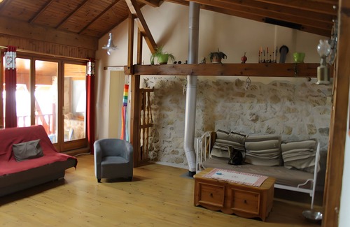 Hotonnes Bed & Breakfast | Bed and Breakfast 'Chez Louve Bleue - Côté Jardin' with Mountain View, Shared Terrace and Wi-Fi