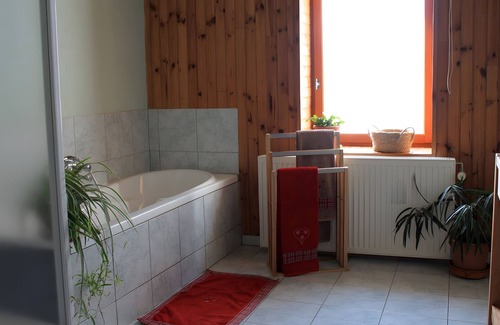 Hotonnes Bed & Breakfast | Bed and Breakfast 'Chez Louve Bleue - Côté Jardin' with Mountain View, Shared Terrace and Wi-Fi