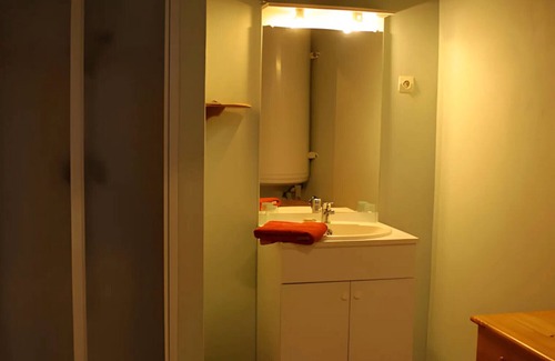 Hotonnes Bed & Breakfast | Bed and Breakfast 'Chez Louve Bleue - Côté Jardin' with Mountain View, Shared Terrace and Wi-Fi