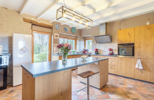 Concarneau Bed & Breakfast | Bed and Breakfast 'Suite L'Appartement Ninon De Lenclos' with Shared Terrace, Shared Garden and Wi-Fi