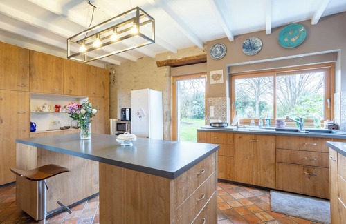 Concarneau Bed & Breakfast | Bed and Breakfast 'Suite L'Appartement Ninon De Lenclos' with Shared Terrace, Shared Garden and Wi-Fi