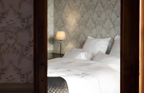 Sanxay Bed & Breakfast | Bed and Breakfast 'Suite Familliale - Vue Sur Jardin' with Shared Garden and Wi-Fi