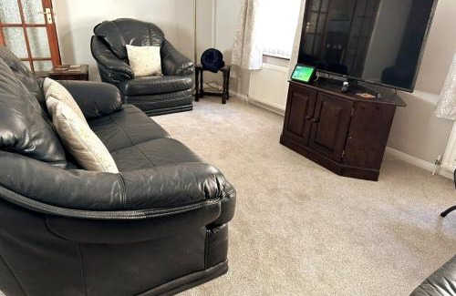Dunstable Apartment | Bedfordshire Haven: 3-bedroom with Garden