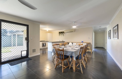 Midvale Bed & Breakfast | Bedroom 1: Ensuite: Free Wifi : AirCon : QueenBed