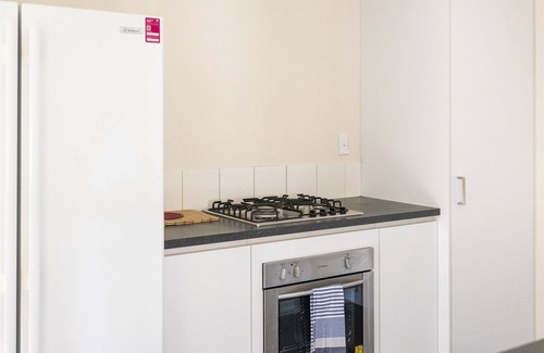 Midvale Bed & Breakfast | Bedroom 1: Ensuite: Free Wifi : AirCon : QueenBed