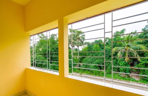 Kolkata Apartment | Bedroom with a balcony view - CORPORATE INN