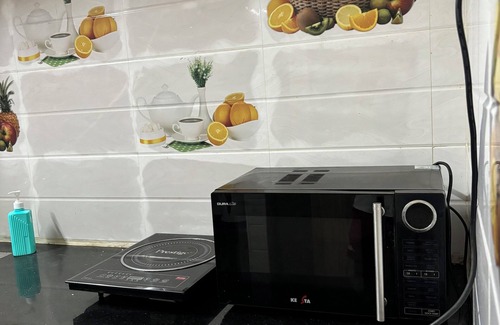 Mylapore Apartment | Bedroom with Kitchen & Attached Bathroom in Heart of Chennai – AC & WiFi.