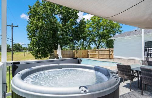 Branson House | Bee Creek Poolside