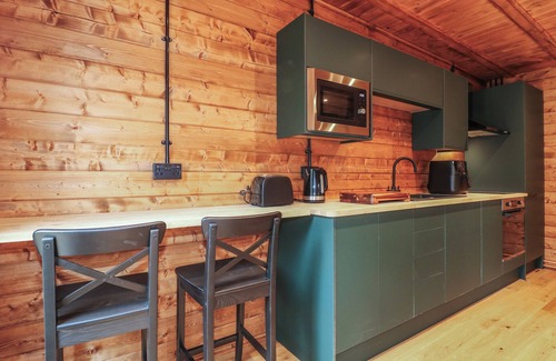 North Luffenham Cottage | BEE HIVE, pet friendly, with hot tub in Edith Weston