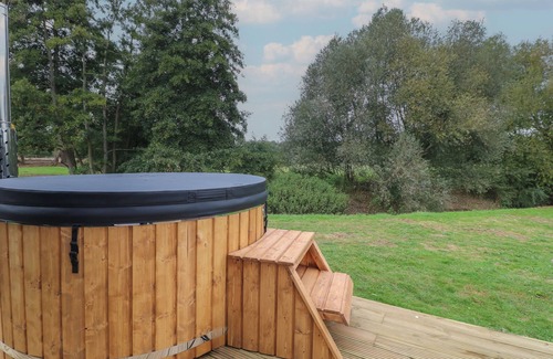 North Luffenham Cottage | BEE HIVE, pet friendly, with hot tub in Edith Weston