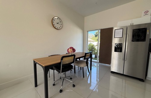 Gladeview House | Bee Our Guest@PatioHeaven-Free Parking-FirePit-BBQ