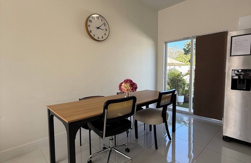 Gladeview House | Bee Our Guest@PatioHeaven-Free Parking-FirePit-BBQ