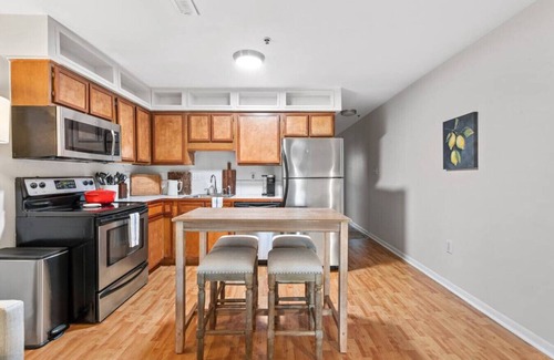 Downtown Charleston Condo | Bee St - Downtown w/Parking - Walk Everywhere!