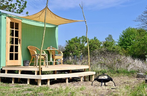 Dargun House | Bee wagon with fireplace & sauna can be used all year round in the natural garden