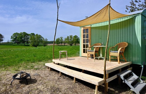 Dargun House | Bee wagon with fireplace & sauna can be used all year round in the natural garden