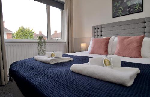 Coventry House | Beech Palace - Stylish 3Bed Home with Private Garden, Free Parking & Netflix
