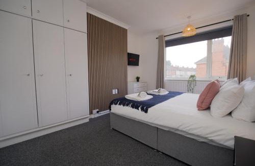Coventry House | Beech Palace - Stylish 3Bed Home with Private Garden, Free Parking & Netflix