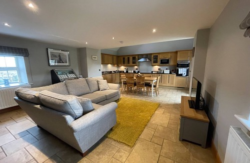 Berwick-upon-Tweed Cottage | BEEHIVE BARN, luxury holiday cottage, with open fire in Beal