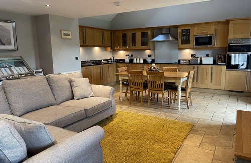 Berwick-upon-Tweed Cottage | BEEHIVE BARN, luxury holiday cottage, with open fire in Beal