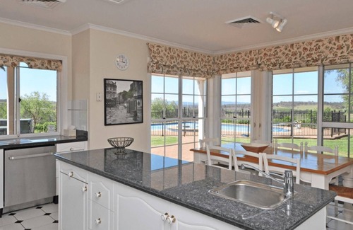 Pokolbin House | Beggars Bridge Vineyard Homestead w/pool + wifi + tennis + vineyard
