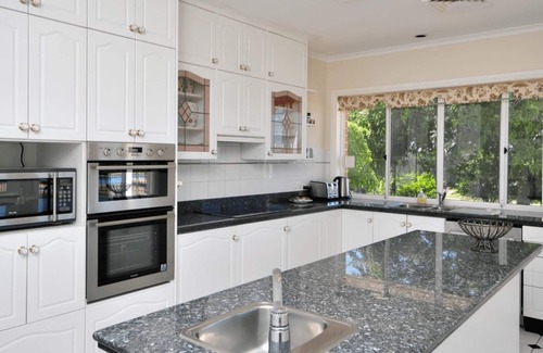 Pokolbin House | Beggars Bridge Vineyard Homestead w/pool + wifi + tennis + vineyard