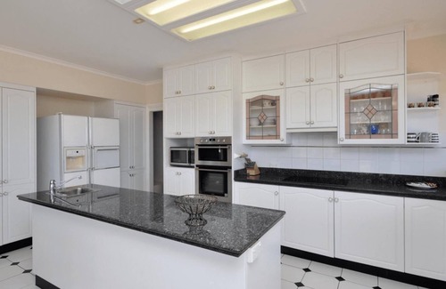Pokolbin House | Beggars Bridge Vineyard Homestead w/pool + wifi + tennis + vineyard