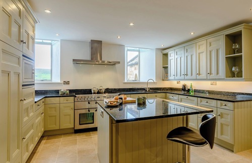Leyburn Cottage | Behind the beautiful arched door way is the luxurious interior of Church Manor.