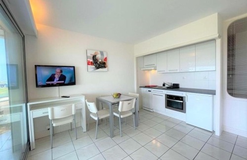 Saint-Jean-de-Monts Apartment | Bel appartement face mer avec piscine, à 2 pas de la plage - FR-1-652-32