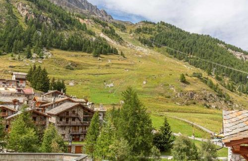 Val-d'Isere Apartment | Bel appartement avec wifi, garage, cheminée et grande terrasse au pied des pistes à Val-d'Isère - FR-1-694-325
