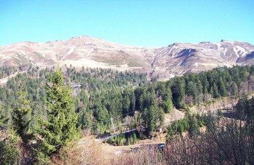 Laveissiere Apartment | BEL APPARTEMENT T2 balcony view Cantal lead. IDEAL 4 Pers.