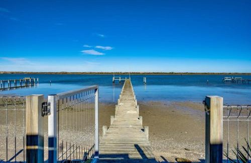 Nangkita House | Beladura - 35 Goolwa Channel Drive Hindmarsh Island - Linen Included