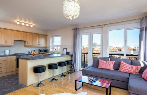 Belfast City Centre Apartment | BELFAST 3 BED PENTHOUSE APARTMENT ~ Stunning City Views Free Parking Free Wi Fi
