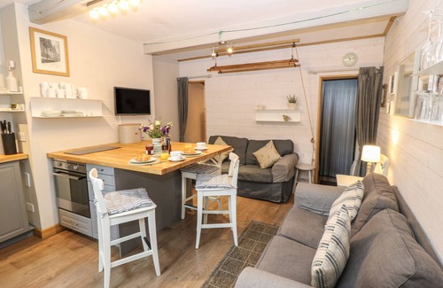 Hepworth Cottage | BELL COTTAGE, pet friendly, with a garden in Holmfirth