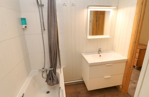 Hepworth Cottage | BELL COTTAGE, pet friendly, with a garden in Holmfirth