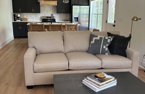 Bella Vista House | Bella Vista Trailside Retreat. Tunnelvision trail and Lake Windsor access