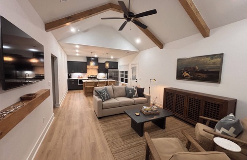 Bella Vista House | Bella Vista Trailside Retreat. Tunnelvision trail and Lake Windsor access